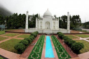 <p>When you get down to eye level, you can see the buildings and take photos that look almost real, as if you were in the real location.</p>