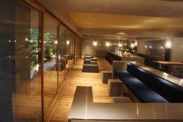 Le concept luxueux de cette auberge s'affirme à travers un intérieur classique et moderne. Voici la salle commune et votre salle de petit déjeuner