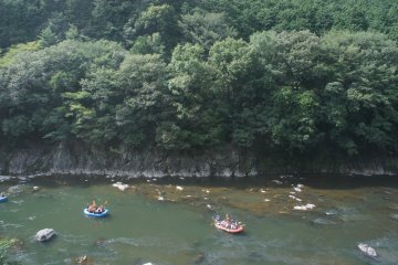 <p>Although far below, the&nbsp;rafting&nbsp;participants greet us with high spirits</p>