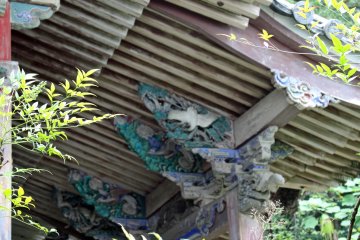 <p>Beautiful carvings on the underside of the worship hall dedicated to Emperor Go-Daigo &nbsp;</p>