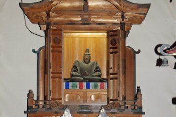 <p>Another view of Emperor Go-Daigo's statue</p>