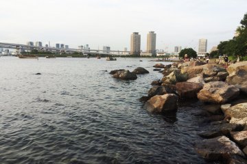 <p>Bebatuan berbaris di &nbsp;jalan setapak sepanjang Teluk Tokyo</p>