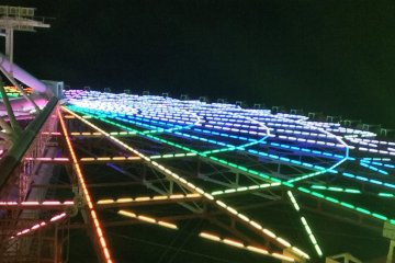 <p>Warna-warni cerah di malam hari dari kincir ria di Pallete Town</p>