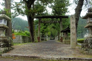 <p>The entrance torii and sign of Mii Shrine</p>