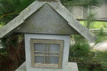 <p>A snail on a lantern</p>