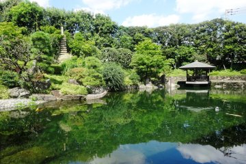 Vue sur le belvédère du jardin de Mejiro