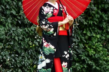 Une mariée pose en kimono traditionnel dans le jardin