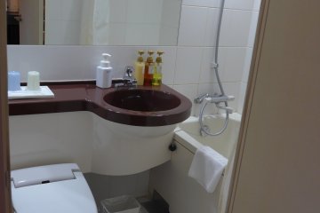 The bathroom provides all the necessary toiletries, while others are available from the lobby.