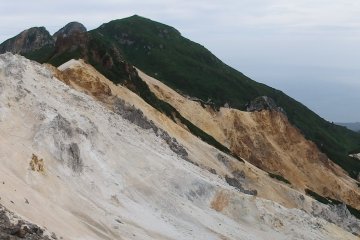 <p>entre le Mt Chienbestu et le Mt Io-zan</p>