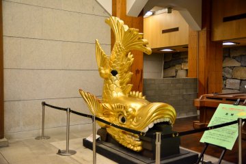 <p>Gold Shachihoko (hewan yang memiliki wajah seperti macan dan berbadan ikan)</p>