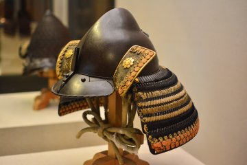 <p>Helm perang yang digunakan oleh penjaga atau prajurit yang menjaga kastil&nbsp;</p>