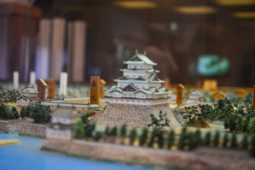 <p>Miniatur Nagoya Castle dilihat dari samping</p>