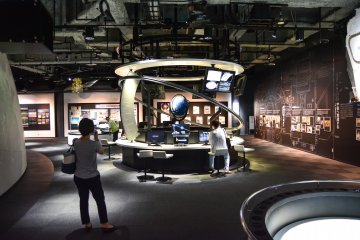 <p>This room contain information about the Earth and some priceless artefacts</p>