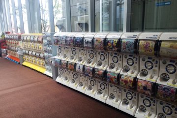 <p>A long row of gacha machines (small trinkets for about ￥200 - ￥400)</p>