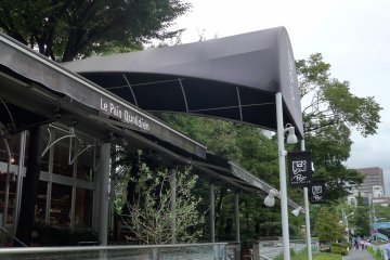 <p>The entrance is by the main road, perpendicular to the entrance to Zojo-ji.&nbsp;</p>