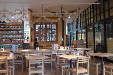 <p>This place is perfect for spending quality time with family and friends over a meal.</p>