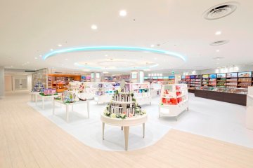 <p>Toko pusat Laox di Shinjuku: produk perawatan kulit dan kosmetik</p>