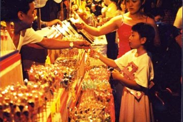 <p>Little girl mesmerized by the shopkeeper</p>