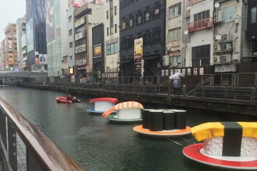 Sushi Raksasa di Sungai Osaka