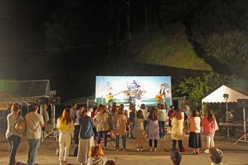 <p>The band drew quite a crowd (there are more people sitting down and off the screen)</p>