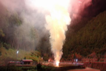 <p>The narrow mountain valley and close proximity of the fireworks made for quite an impactful show</p>