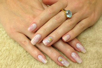 <p>Mermaid Shellac Manicure</p>