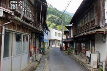 <p>The main street of Kashiwagi in Kawakami-mura</p>