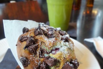 <p>A massive blueberry and chocolate chip muffin and a fresh green juice</p>