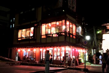 <p>At night this restaurant looks so lively and inviting!</p>