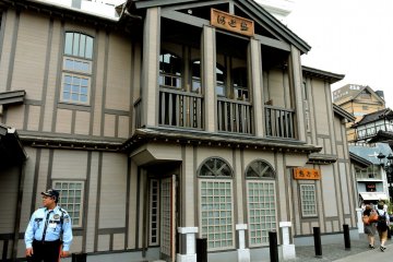 <p>Pertunjukkan Yumomi diselaenggarakan di dalam gedung ini</p>
