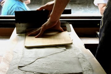 <p>Cutting the noodles</p>