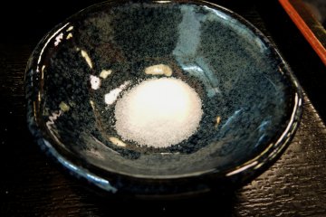 <p>Salt to dip the tempura &nbsp;</p>