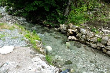 Un peu en aval, l'eau est agréablement chaude