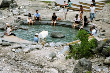 Un large bassin pour pieds circulaire est gratuit pour tous