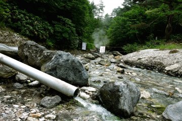 De l'eau froide est acheminée dans la rivière pour la rafraichir