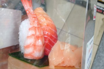 <p>Dock handphone berbentuk sushi untuk para penggila sushi</p>