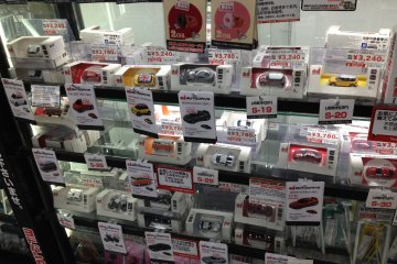<p>Berbagai pilihan model dari USB berbentuk mobil</p>