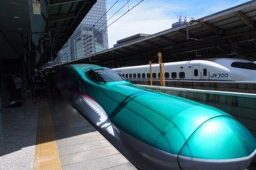 <p>Kereta super cepat/bullet train Hayabusa JR East</p>