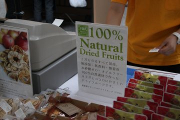 <p>Buah-buahan yang dikeringkan</p>