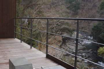 <p>Soaking in the private onsen while enjoying the magnificent scene of mountains and rapids.</p>