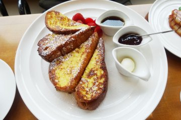 <p>French toast bergaya New York dihidangkan dengan berbagai selai</p>
