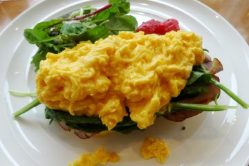 <p>Omelet yang hangat dihidangkan di atas muffin English yang unik</p>
