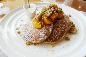 <p>Pancake dengan topping musiman dengan persik dan dtaburi kacang streusel</p>
