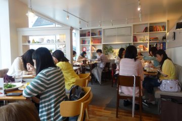 <p>Kafe ini berada di lantai dua dan menawarkan kursi yang berada di dekat jendela dengan pemandangan jalanan yang indah di bawahnya</p>
