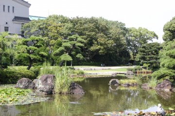 <p>You can see Osaka Municipal Museum of Art from the garden</p>