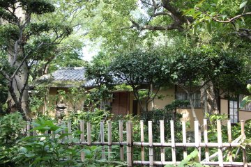 <p>I found a tea house in garden but it was closed</p>