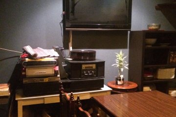 <p>The TV and decorations in the back room.</p>