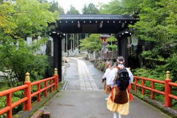 <p>The gateway and bridge from the parking lot to the trail head</p>