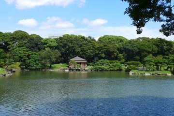 <p>Taman Hamarikyu memiliki taman dan danau yang indah</p>
