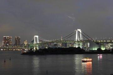 <p>Di dekat Odaiba, Anda bisa juga melihat cahaya Jembatan Pelangi pada malam hari</p>
